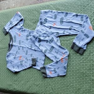 Boy's Carter's 2pc pjs, paratrooper design. Size 4T
